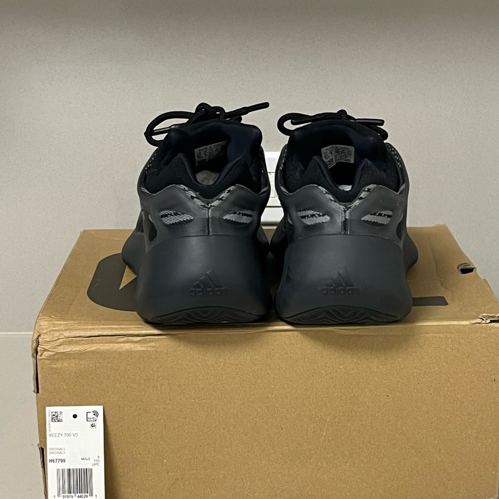 adidas Yeezy 700 V3 Dark Glow - Picture 5 of 7